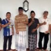 Anggota komisi B DPRD kabupaten Pemalang, Fahmidh Dhuha, SM MM sarasehan santai dengan jajaran Pimpinan Ranting GP Ansor Desa Danasari di serambi rumah Aspirasi Fahmidh Dhuha pada Minggu (4/1/26) .