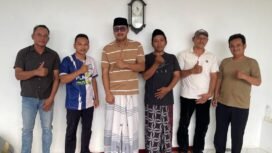 Anggota komisi B DPRD kabupaten Pemalang, Fahmidh Dhuha, SM MM sarasehan santai dengan jajaran Pimpinan Ranting GP Ansor Desa Danasari di serambi rumah Aspirasi Fahmidh Dhuha pada Minggu (4/1/26) .