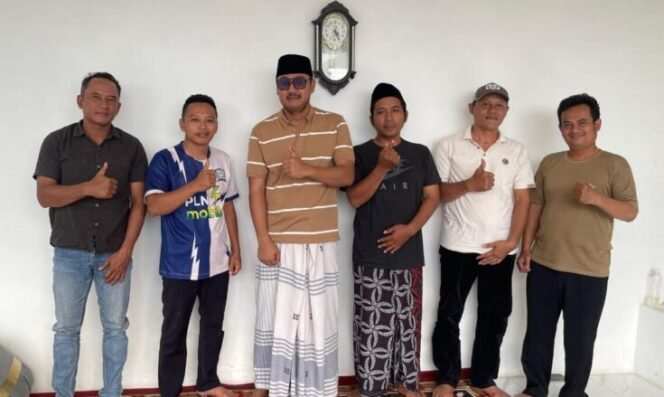 
					Anggota komisi B DPRD kabupaten Pemalang, Fahmidh Dhuha, SM MM  sarasehan santai dengan jajaran Pimpinan Ranting GP Ansor Desa Danasari di serambi rumah Aspirasi Fahmidh Dhuha pada Minggu (4/1/26) .