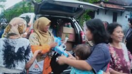 Peduli Korban Banjir, PKS Pemalang Serahkan Bantuan di Desa Limbangan