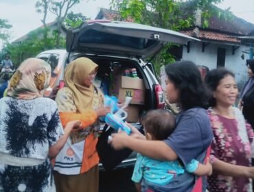 Peduli Korban Banjir, PKS Pemalang Serahkan Bantuan di Desa Limbangan