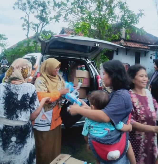 
					Peduli Korban Banjir, PKS Pemalang Serahkan Bantuan di Desa Limbangan