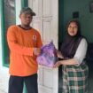 Ketua DPC PKS Ampelgading Abdurrosid saat memberikan bantuan kepada warga terdampak (Dok. PKS)