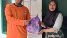 Ketua DPC PKS Ampelgading Abdurrosid saat memberikan bantuan kepada warga terdampak (Dok. PKS)