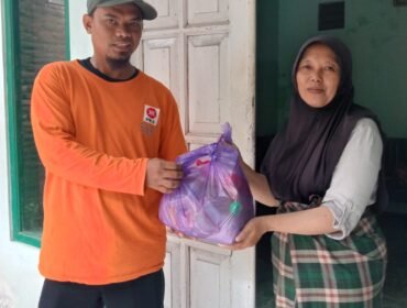 Ketua DPC PKS Ampelgading Abdurrosid saat memberikan bantuan kepada warga terdampak (Dok. PKS)