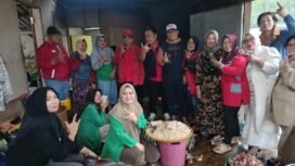 Peduli Warga di Desa Penakir, DPC PDI Perjuangan Pemalang Bersama Dede Indra Permana Salurkan Sembako dan Buka Dapur Umum