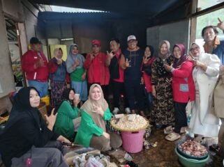 Peduli Warga di Desa Penakir, DPC PDI Perjuangan Pemalang Bersama Dede Indra Permana Salurkan Sembako dan Buka Dapur Umum