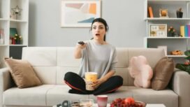 Ilustrasi Nonton TV (foto : Freepik.com)