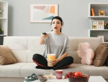 Ilustrasi Nonton TV (foto : Freepik.com)