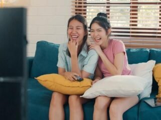 Ilustrasi menonton tv, tertawa, lucu. (Photo created by tirachardz on www.freepik.com)