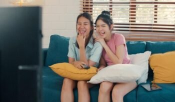 Ilustrasi menonton tv, tertawa, lucu. (Photo created by tirachardz on www.freepik.com)