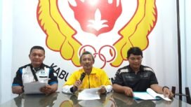 Ketua Tim Penjaringan dan Penyaringan Calon Ketua Umum KONI Kabupaten Pemalang, Ir. Muzaki, (tengah) saat menyampaikan keterangan pers di Kantor KONI Pemalang, pada Jumat 6/3/2026.