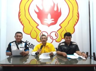 Ketua Tim Penjaringan dan Penyaringan Calon Ketua Umum KONI Kabupaten Pemalang, Ir. Muzaki, (tengah) saat menyampaikan keterangan pers di Kantor KONI Pemalang, pada Jumat 6/3/2026.