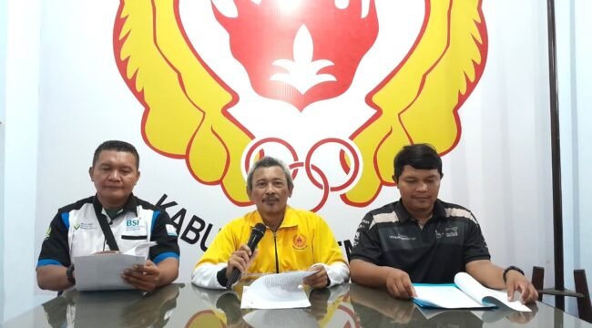 Ketua Tim Penjaringan dan Penyaringan Calon Ketua Umum KONI Kabupaten Pemalang, Ir. Muzaki, (tengah) saat menyampaikan keterangan pers di Kantor KONI Pemalang, pada Jumat 6/3/2026.