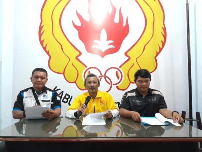 
					Ketua Tim Penjaringan dan Penyaringan Calon Ketua Umum KONI Kabupaten Pemalang, Ir. Muzaki, (tengah) saat menyampaikan keterangan pers di Kantor KONI Pemalang, pada Jumat 6/3/2026.