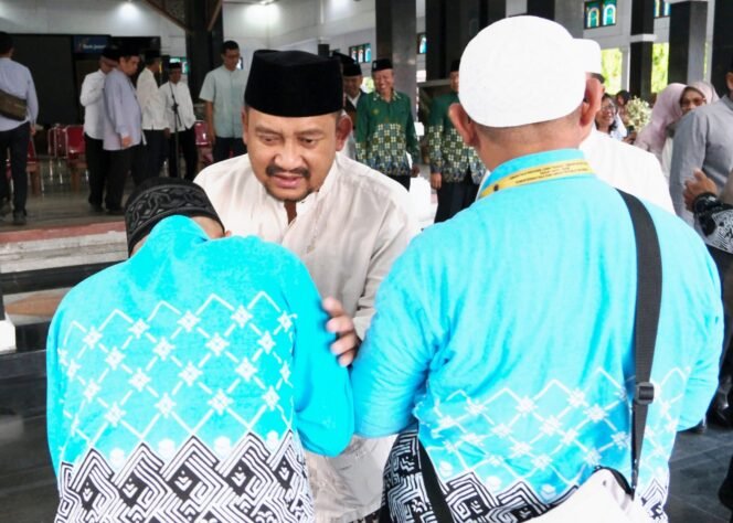 
					Bupati Anom Sambut Kepulangan Jemaah Haji Kloter 9 dan 10 Pemalang, Satu Jemaah Wafat di Tanah Suci