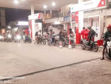 Harga Pertamax Naik Jadi Rp16.250, Antrean Pertalite di SPBU Pemalang Semakin Padat