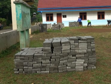 BRI Peduli Realisasikan CSR Pavingisasi Halaman MDT Riyadlatul Uqul Pakembaran