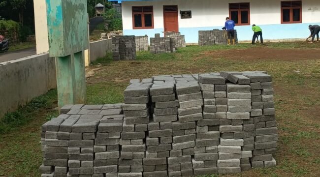 BRI Peduli Realisasikan CSR Pavingisasi Halaman MDT Riyadlatul Uqul Pakembaran