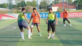 Bupati Pemalang Anom Widiyantoro bersama jajaran pejabat daerah mengikuti pertandingan mini soccer di Lapangan BBM Mini Soccer Banjardawa, Minggu (19/7/2026)