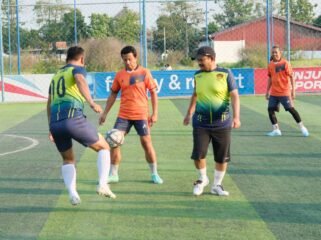 Bupati Pemalang Anom Widiyantoro bersama jajaran pejabat daerah mengikuti pertandingan mini soccer di Lapangan BBM Mini Soccer Banjardawa, Minggu (19/7/2026)