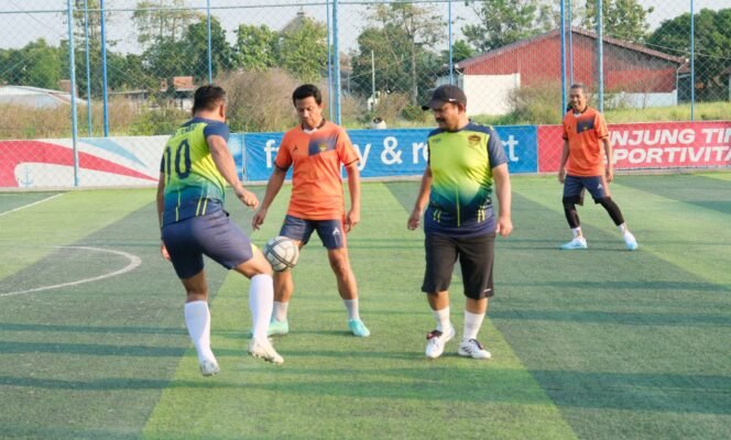 
					Bupati Pemalang Anom Widiyantoro bersama jajaran pejabat daerah mengikuti pertandingan mini soccer di Lapangan BBM Mini Soccer Banjardawa, Minggu (19/7/2026)