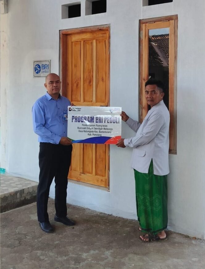 
					Penyerahan bantuan secara simbolis dilakukan oleh Rahman Hakim, selaku Supervisor Penunjang Operasional (SPO) BRI Cabang Pemalang, kepada Kepala MDA Walisongo Desa Kebongede, Mustofa, pada Senin (29/6/2026).