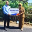 penyerahan simbolis yang dilakukan oleh Supervisor Penunjang Operasional (SPO) BRI Cabang Pemalang, Rahman Hakim, kepada Kepala Desa Wanarata, Elok Rakhmawati, SE, pada Senin (29/6/2026).