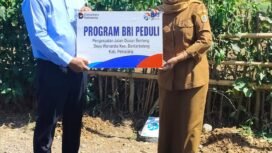 penyerahan simbolis yang dilakukan oleh Supervisor Penunjang Operasional (SPO) BRI Cabang Pemalang, Rahman Hakim, kepada Kepala Desa Wanarata, Elok Rakhmawati, SE, pada Senin (29/6/2026).