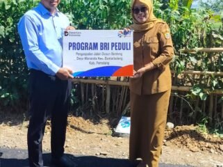 penyerahan simbolis yang dilakukan oleh Supervisor Penunjang Operasional (SPO) BRI Cabang Pemalang, Rahman Hakim, kepada Kepala Desa Wanarata, Elok Rakhmawati, SE, pada Senin (29/6/2026).