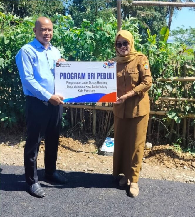 
					penyerahan simbolis yang dilakukan oleh Supervisor Penunjang Operasional (SPO) BRI Cabang Pemalang, Rahman Hakim, kepada Kepala Desa Wanarata, Elok Rakhmawati, SE, pada Senin (29/6/2026).
