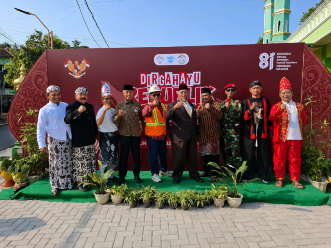 
					Unik! Upacara HUT ke-81 RI di Kampung Gang Presiden Puntan: Dari Kostum Daur Ulang Sampah hingga Eksistensi 