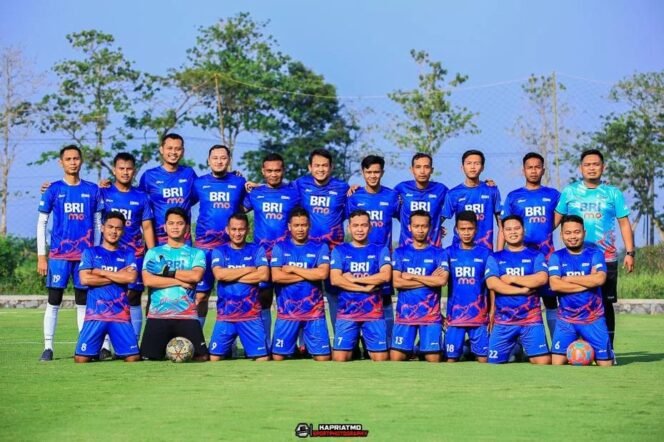 
					Jaga Kebugaran dan Kekompakan, Karyawan BRI Pemalang Main Sepak Bola Bersama di Sragi