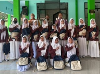 Peduli Pendidikan, YBM BRI Pemalang Salurkan Bantuan Sekolah untuk 40 Siswa Kurang Mampu