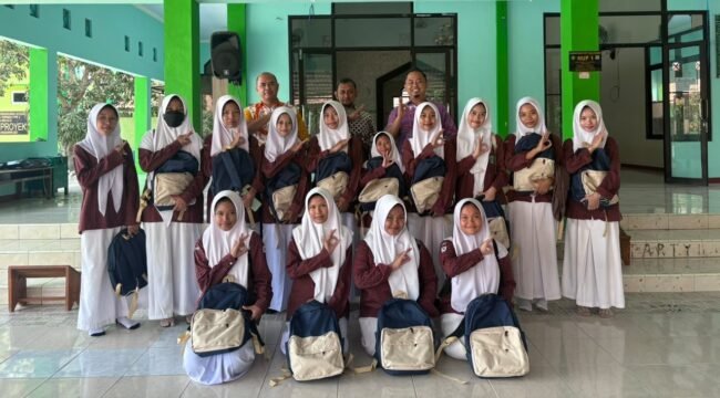 Peduli Pendidikan, YBM BRI Pemalang Salurkan Bantuan Sekolah untuk 40 Siswa Kurang Mampu