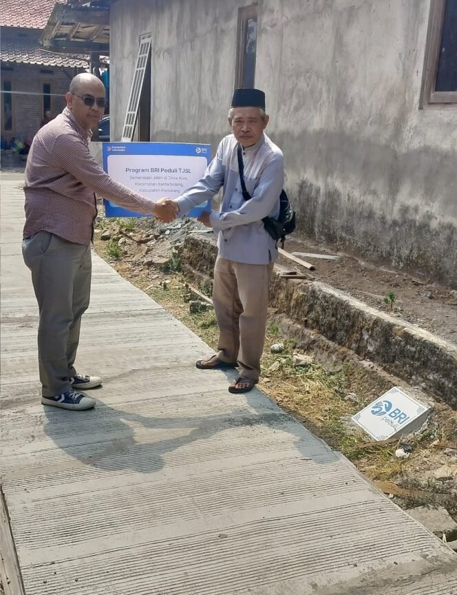 
					Penyerahan bantuan ini dilakukan secara simbolis, oleh Rahman Hakim, Supervisor Penunjang Operasional BRI Cabang Pemalang, kepada Kepala Desa Kuta, Cahyono pada Kamis, 22 Oktober 2026
